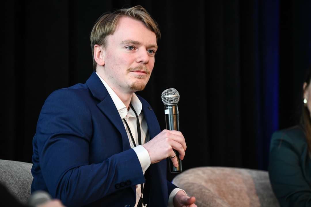 Sébastien Girard speaking into a microphone on the AIEQ panel